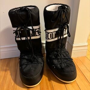 Black moon boots